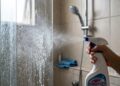 Coloco 2 colheres de chá em água morna e borrifo no box: o calcário desaparece sem precisar esfregar