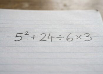Matemática básica ou pegadinha? 5² + 24 ÷ 6 × 3 confunde por causa de uma regra esquecida