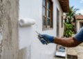A tinta caseira que reduz o calor em paredes externas que levam sol o dia inteiro e ajuda a tornar a casa mais agradável