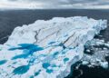 O maior iceberg do mundo mudou de cor de branco para azul e cientistas dizem que isso pode ser um sinal alarmante do derretimento acelerado da Antártica