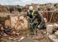 Fragmentos de mural com Aquiles e tesouros de bronze revelam vila romana luxuosa no norte da França