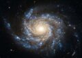 Telescópio Hubble registra galáxia a 275 milhões de anos-luz com “luz proibida” que desafia as regras conhecidas da física