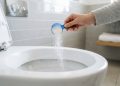 Adeus aos produtos agressivos: a solução doméstica que está conquistando quem busca praticidade e eficácia ao limpar o vaso sanitário
