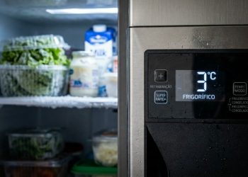 O técnico de geladeira explica por que não é recomendável ajustar a temperatura para menos de 4 graus