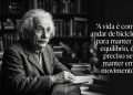 Homem idoso em biblioteca aparece em imagem preto e branco ao lado de frase em português sobre vida, equilíbrio e movimento.
