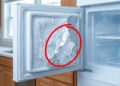 Este truque caseiro com papel-alumínio ajuda a tirar o gelo do freezer sem precisar raspar as paredes