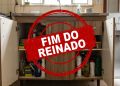 Armário antigo embaixo da pia da cozinha aparece com portas abertas e carimbo vermelho com a frase “Fim do reinado”.