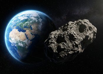 Asteroide passando próximo ao planeta Terra no espaço, com estrelas ao fundo e continentes iluminados.