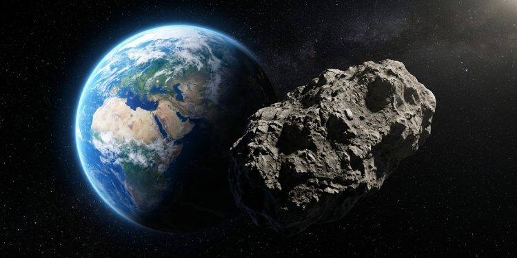Asteroide passando próximo ao planeta Terra no espaço, com estrelas ao fundo e continentes iluminados.