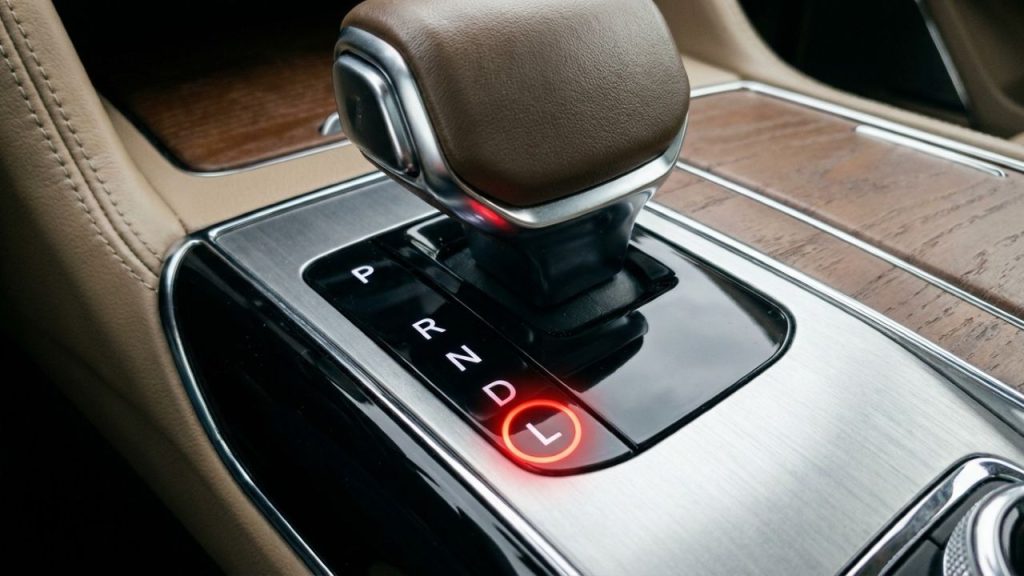 Para que serve a letra L no câmbio automático do carro e quando o motorista deve usar
