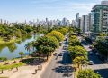 Tem cerca de 94 m2 de área verde por morador e quase oito vezes o padrão da ONU: a capital planejada que virou referência em qualidade de vidaTem cerca de 94 m² de área verde por morador e quase oito vezes o padrão da ONU: a capital planejada que virou referência em qualidade de vida