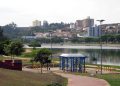 Vista de parque urbano com lago, ciclovia, árvores e prédios ao fundo, em cenário tranquilo de cidade do interior paulista.