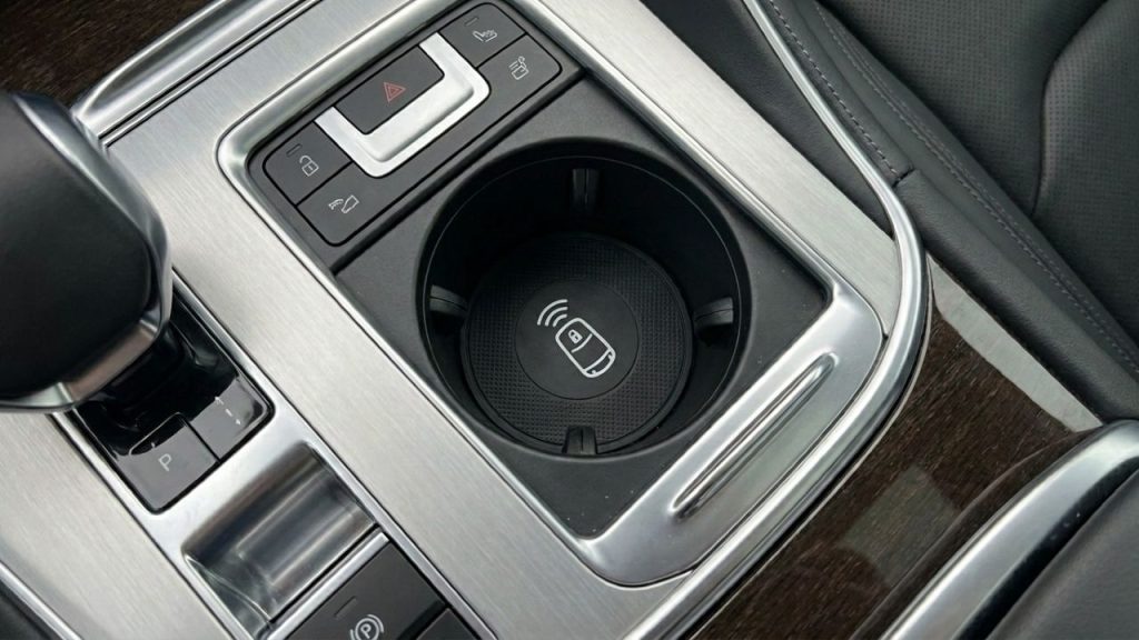 O que significa o símbolo de chave no porta-copos do carro e quando ele pode salvar o motorista