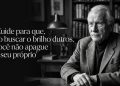 Homem idoso em biblioteca aparece em imagem preto e branco ao lado de frase em português sobre não apagar o próprio brilho ao buscar o brilho dos outros.
