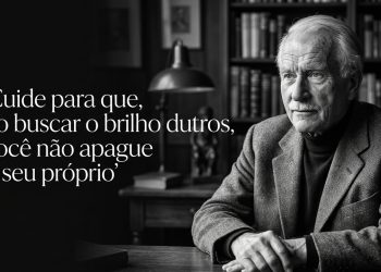 Homem idoso em biblioteca aparece em imagem preto e branco ao lado de frase em português sobre não apagar o próprio brilho ao buscar o brilho dos outros.