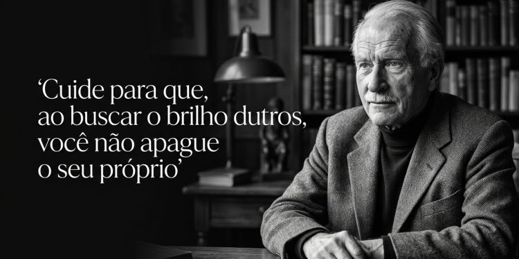 Homem idoso em biblioteca aparece em imagem preto e branco ao lado de frase em português sobre não apagar o próprio brilho ao buscar o brilho dos outros.
