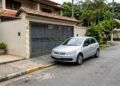O que diz a lei sobre estacionar na frente da própria garagem?