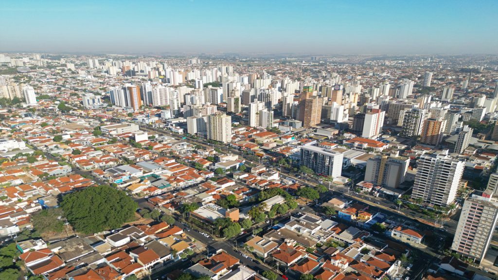 Vista aérea do centro de São José do Rio Preto, com prédios altos, bairros residenciais, avenidas e ampla área urbana.