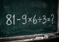 Quadro escolar com desafio matemático escrito em giz: 81 - 9 x 6 ÷ 3 = ?