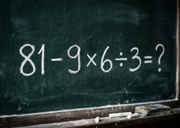 Quadro escolar com desafio matemático escrito em giz: 81 - 9 x 6 ÷ 3 = ?