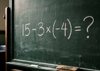 Quadro escolar com a expressão matemática 15 - 3 x (-4) = ? escrita em giz branco.