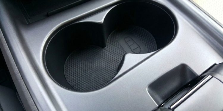 O que significa o símbolo de chave no porta-copos do carro e quando ele pode salvar o motorista