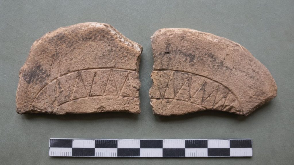 Nível baixo da água revela ponta de lança de 5.000 anos e arqueólogos nem precisaram cavar para encontrá-la