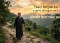 Homem idoso caminha por trilha de pedra em montanhas verdes ao pôr do sol, ao lado de frase motivacional sobre seguir em frente sem parar.