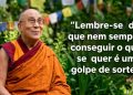 Monge budista sorridente em jardim, ao lado de frase em português sobre sorte, desejos e aceitação.