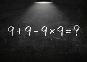 Expressão matemática 9 + 9 - 9 × 9 = ? escrita com giz branco em uma lousa escura, destacando uma conta simples que exige atenção à ordem das operações.