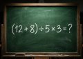 Quadro verde com a expressão matemática (12 + 8) ÷ 5 × 3 escrita em giz branco.