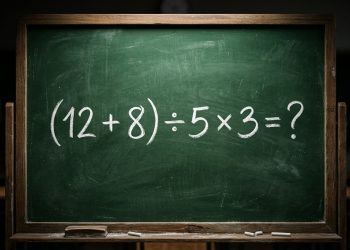 Quadro verde com a expressão matemática (12 + 8) ÷ 5 × 3 escrita em giz branco.