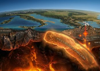 A imagem mostra uma pessoa com mochila e bastão de caminhada em uma trilha de pedras, cercada por montanhas, nuvens e luz dourada do amanhecer. O visual é indicado para textos sobre motivação, filosofia, coragem, superação, mudança de vida e reflexões sobre dar o primeiro passo diante de um desafio.