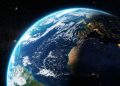 Planeta Terra visto do espaço, com nuvens, oceanos, luzes noturnas da Europa e parte da África em destaque.