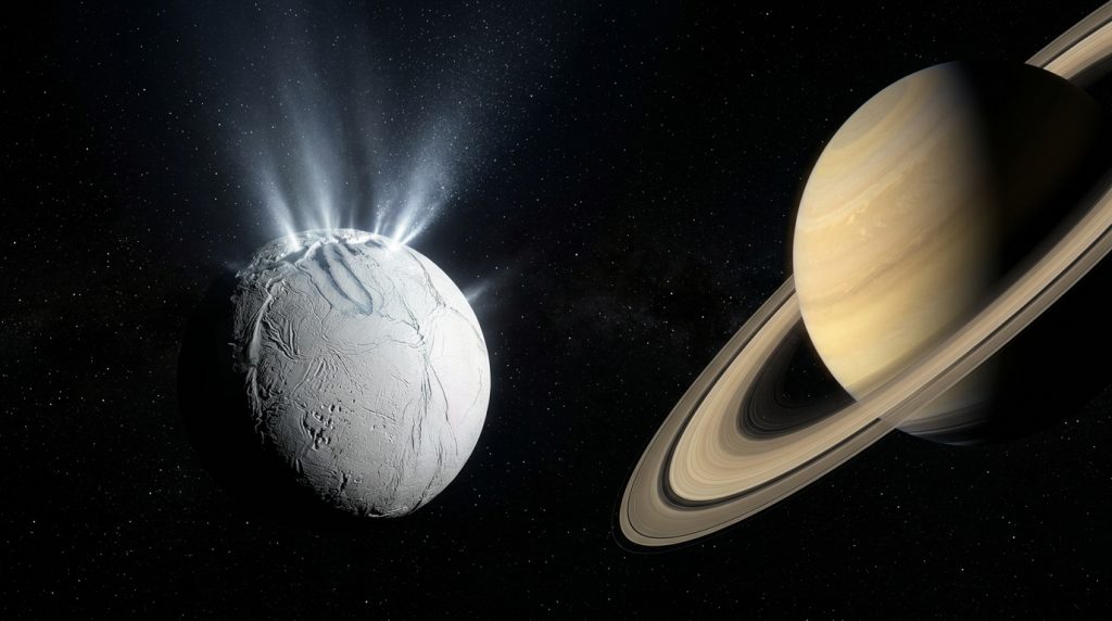 Visualização hiper-realista da pequena lua branca e rachada Encélado em primeiro plano, disparando imensos jatos luminosos de vapor de água e gelo a partir das fraturas em seu polo sul (Listras de Tigre). Ao fundo, o imponente planeta Saturno e seus anéis se destacam na escuridão do espaço estrelado.