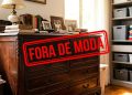 Cômoda antiga de madeira com selo “Fora de moda”, em ambiente com solução moderna de organização ao fundo.
