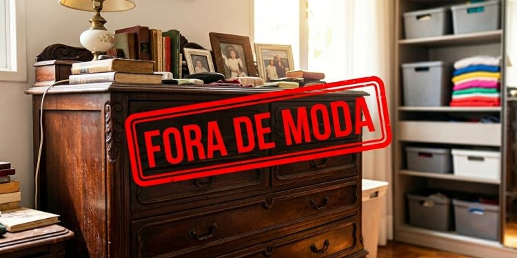 Cômoda antiga de madeira com selo “Fora de moda”, em ambiente com solução moderna de organização ao fundo.