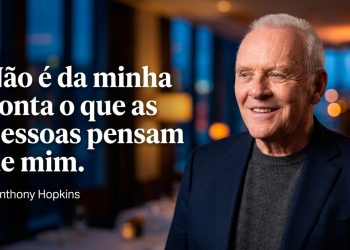 Homem sorridente em ambiente interno elegante aparece ao lado de uma frase em português sobre não se importar com a opinião dos outros.