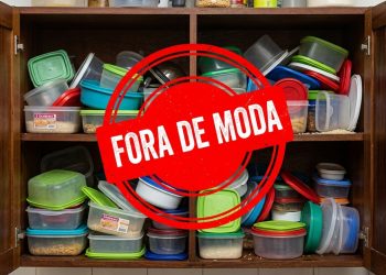 Armário de cozinha cheio de potes plásticos desorganizados, com selo vermelho “Fora de moda” em destaque.