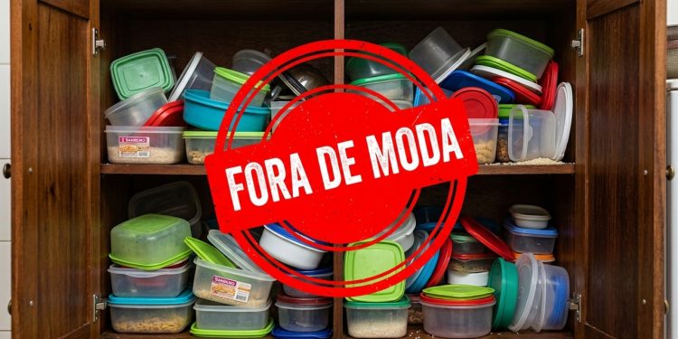 Armário de cozinha cheio de potes plásticos desorganizados, com selo vermelho “Fora de moda” em destaque.
