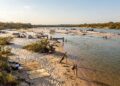Cerca de 70 praias de água doce em 130 km de rio: o paraíso de Goiás que vira litoral no meio do Cerrado