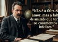 Homem em biblioteca clássica aparece ao lado de frase em português sobre amizade, amor e casamentos infelizes.