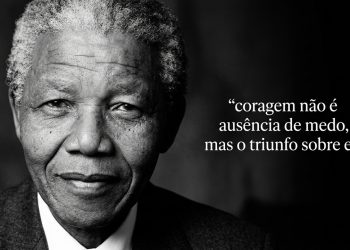Retrato em preto e branco de um homem idoso ao lado da frase “coragem não é ausência de medo, mas o triunfo sobre ele”.