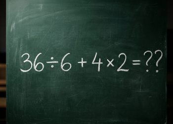 Quadro verde com a expressão matemática 36 ÷ 6 + 4 × 2 escrita em giz branco.