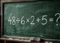 Quadro verde com a expressão matemática 48 ÷ 6 × 2 + 5 escrita em giz branco.