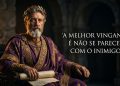 Imperador romano em roupa púrpura segura pergaminho ao lado da frase “A melhor vingança é não se parecer com o inimigo”.