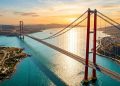 Ponte suspensa 1915 Çanakkale, na Turquia, vista do alto ao pôr do sol sobre o estreito de Dardanelos.