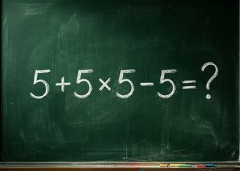 Quadro verde com a expressão matemática 5 + 5 × 5 - 5 escrita em giz branco.