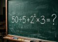 Quadro verde com a expressão matemática 50 ÷ 5 + 2² × 3 escrita em giz branco.
