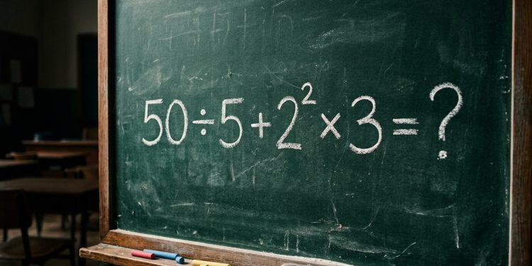 Quadro verde com a expressão matemática 50 ÷ 5 + 2² × 3 escrita em giz branco.
